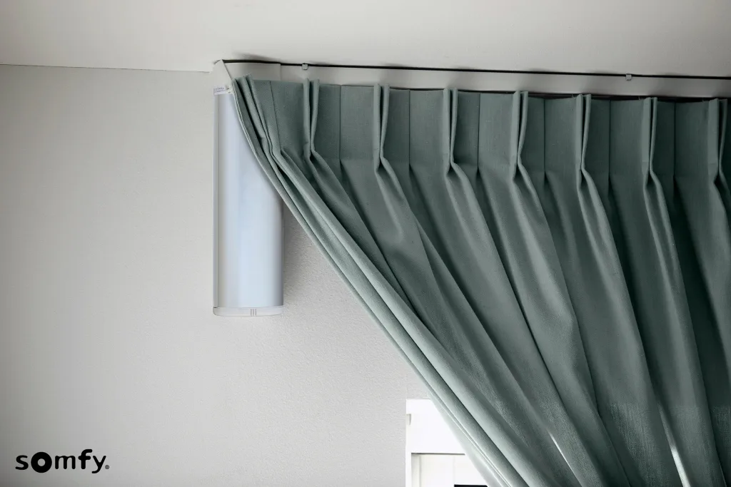 Pohodlie a elegancia s motorizovaným závesom Pohodlie a elegancia s motorizovaným závesom